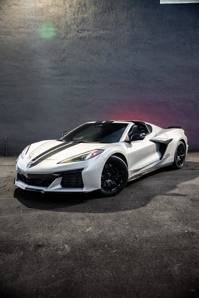Chevrolet Corvette Z06 in Arctic White with black stripe