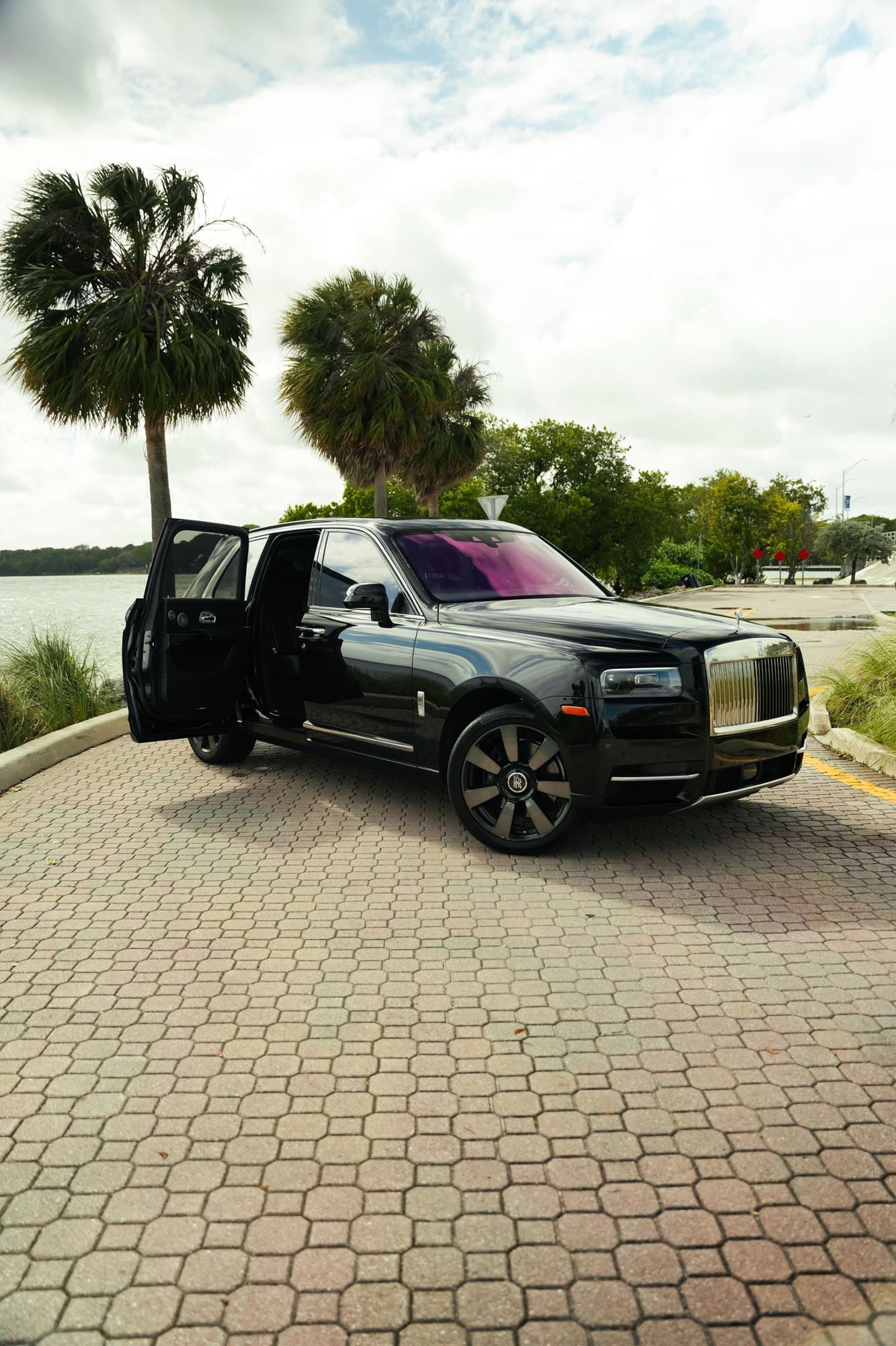 Rolls-Royce Cullinan in Black, photo 1