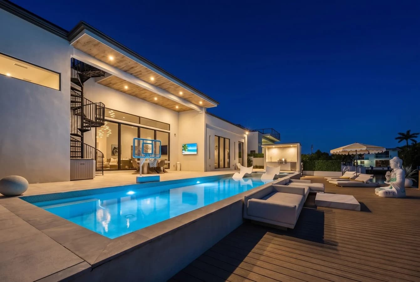 Pool and outdoor seating at Casa Lumina