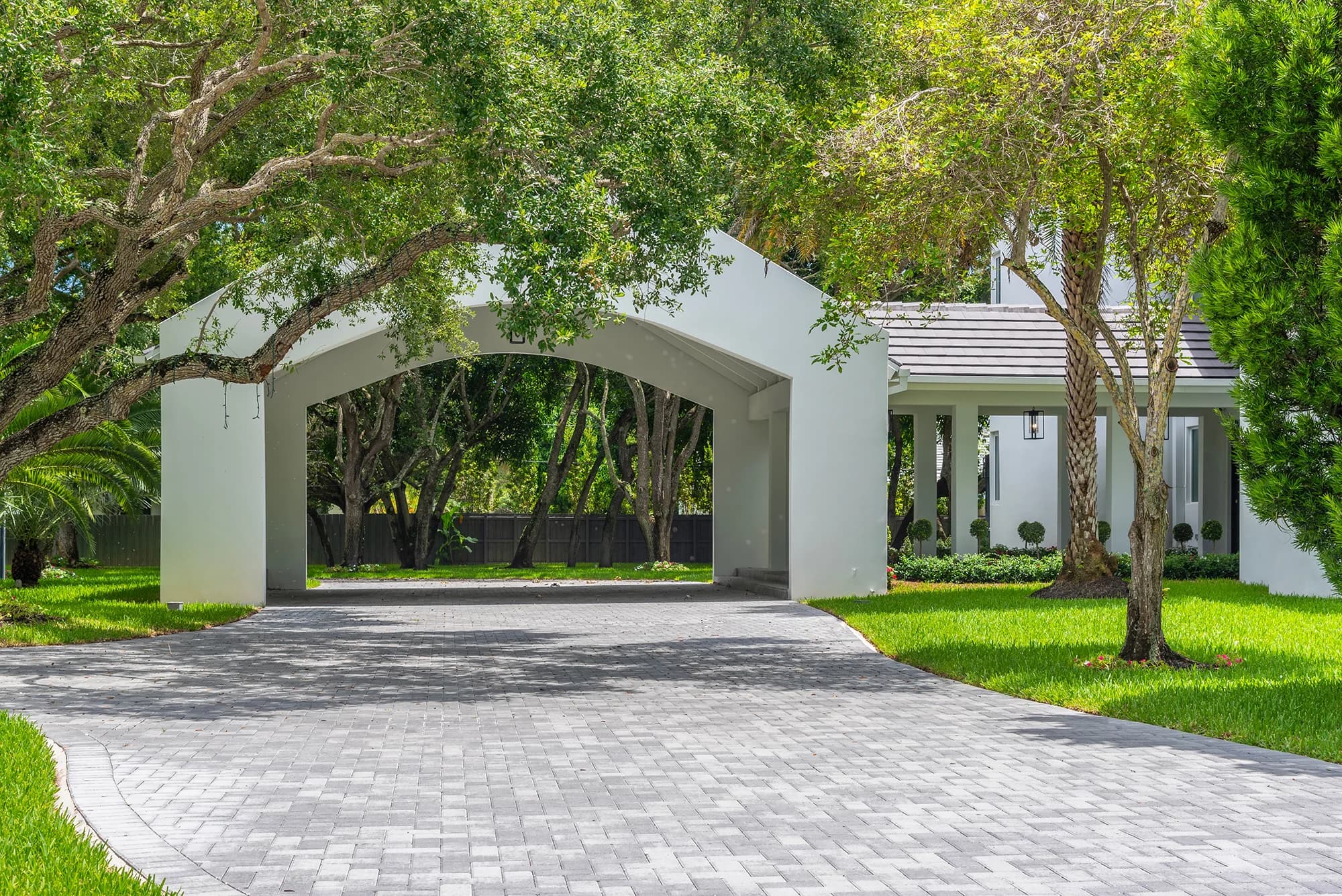 Covered entrance and driveway at La Maison