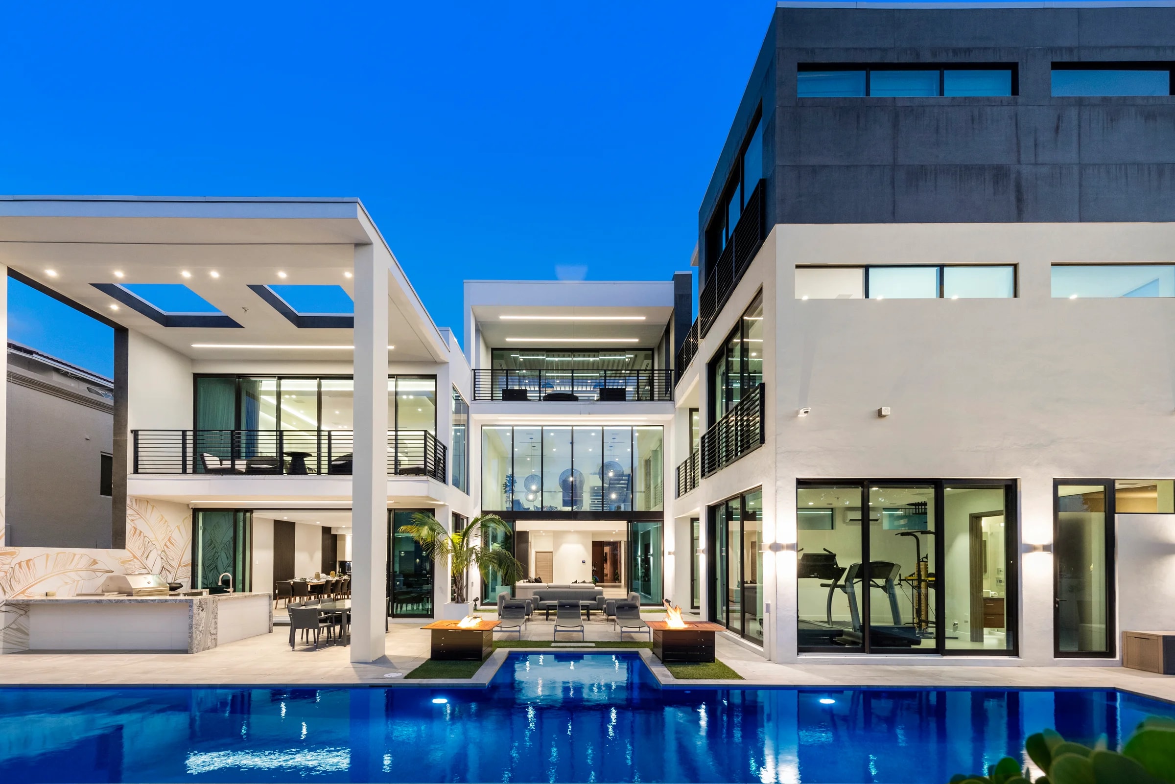 Courtyard and pool at Boardwalk Mansion