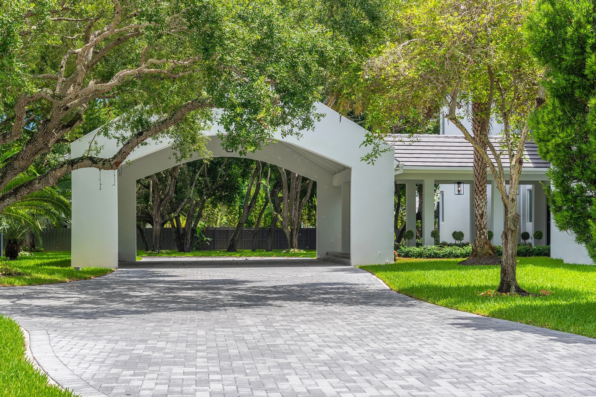 Covered entrance and driveway at La Maison