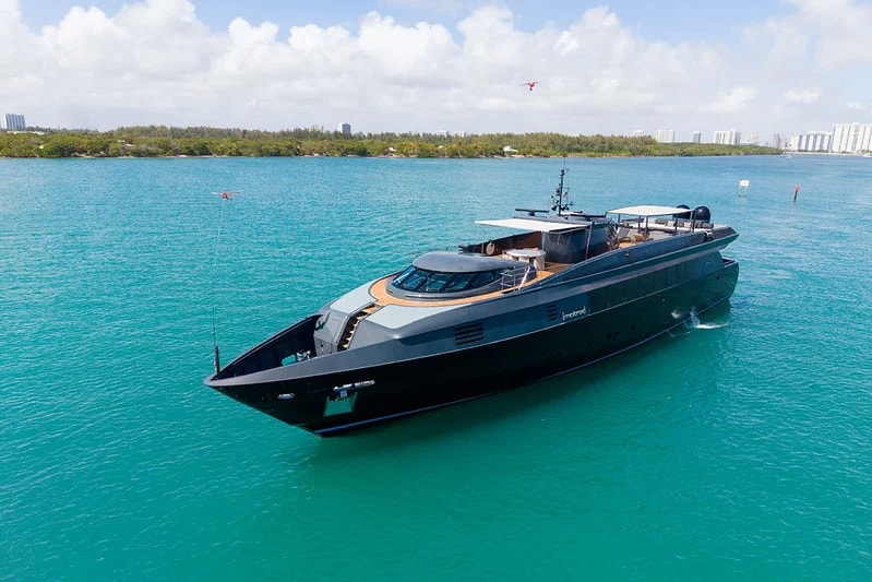 135 Baglietto on the water