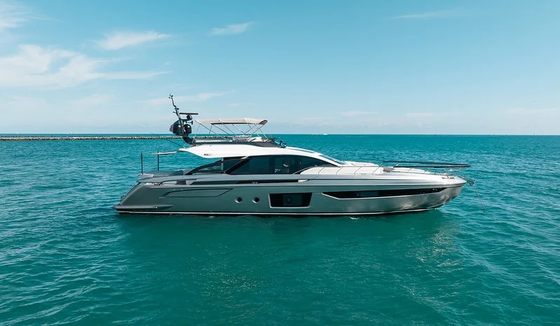 80 Azimut S8 viewed from the side on turquoise water
