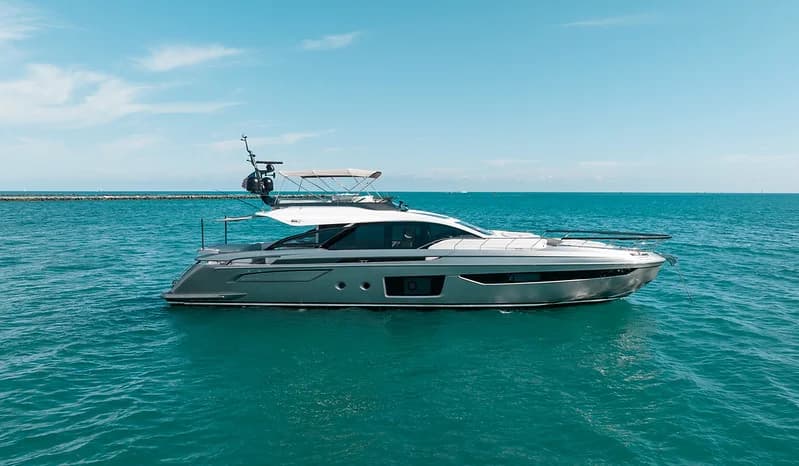 80 Azimut S8 viewed from the side on turquoise water